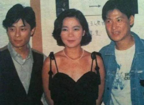 1986年王杰带着2岁女儿跑龙套,成名后被赌博母亲把钱败光
