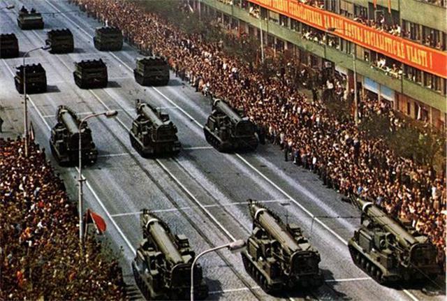 1991年苏联解体拥兵400万的苏联军队为什么放弃了政权