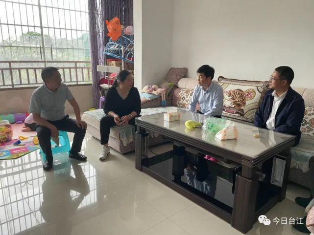 随后,吴世胜深入到方黎湾社区张先武家开展"察民情访民意"专题调研,在