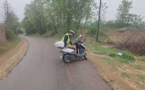 女士雨中骑摩托不慎摔倒 宜川交警急帮忙