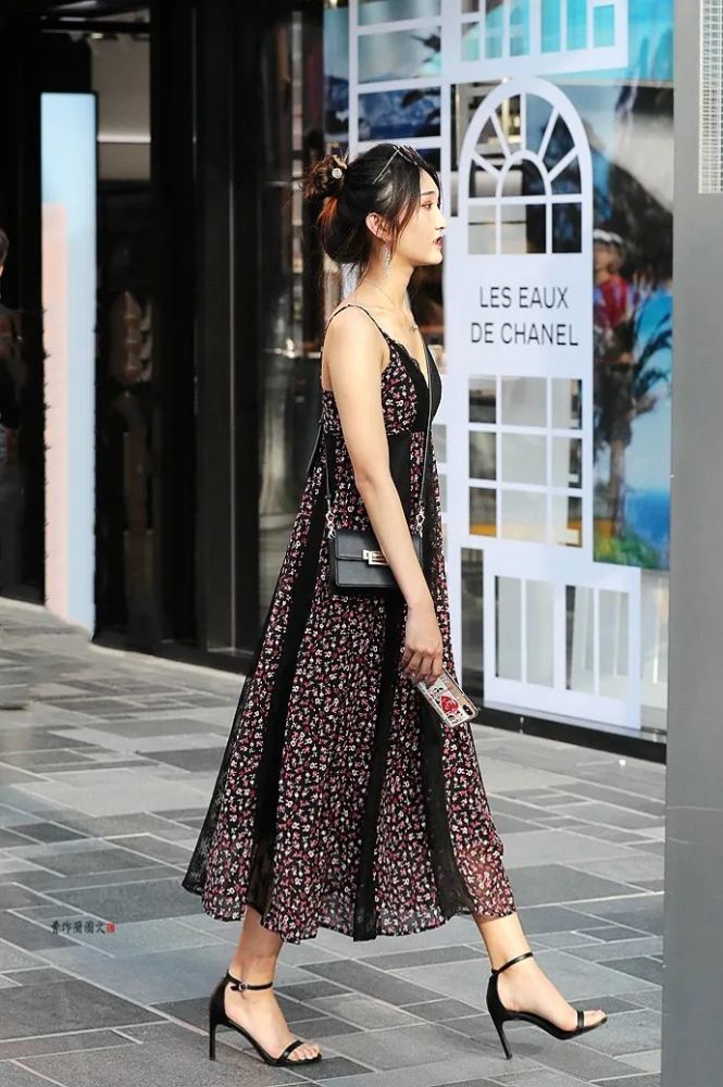 街拍:用一字带凉鞋扮美夏天的美女