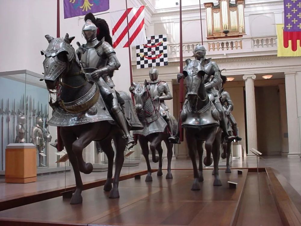 如果我们以那个年代最常见的盔甲重量(20-30公斤)来衡量,欧洲骑士