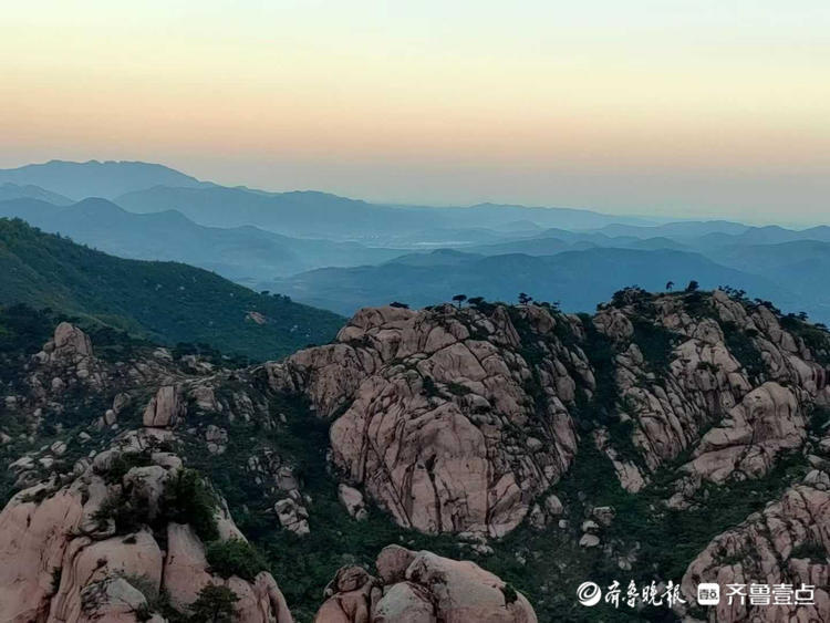 情报站|日照九仙山清晨的太阳照耀着山边,霞光一片如梦如幻