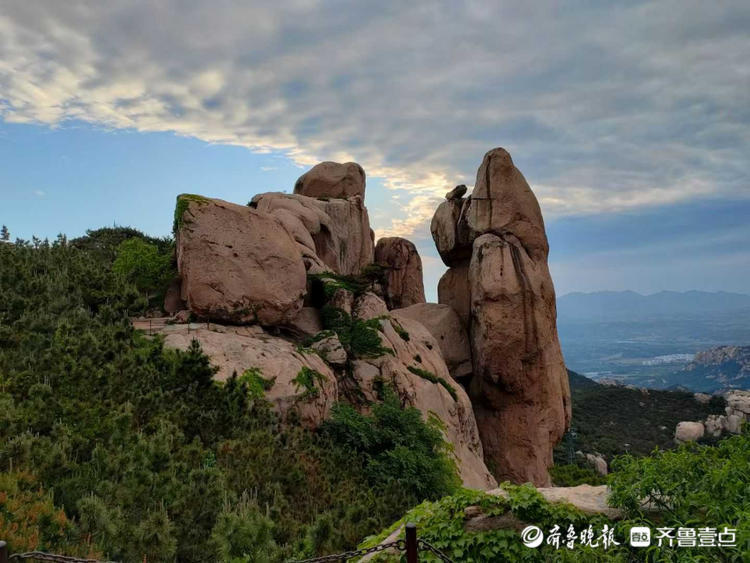 情报站|日照九仙山清晨的太阳照耀着山边,霞光一片如梦如幻