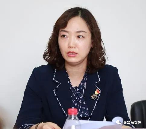 市妇联二级调研员陆闺男主持本次座谈会各县区妇联主席及家政工作负责