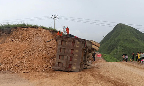 渣土车侧翻事故合集建议渣土工程车辆司机们都看看