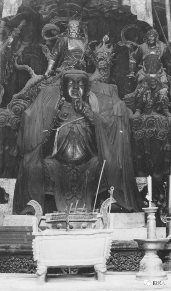 正中是真武大帝铜像,后面骑着火麒麟的是雷祖像
