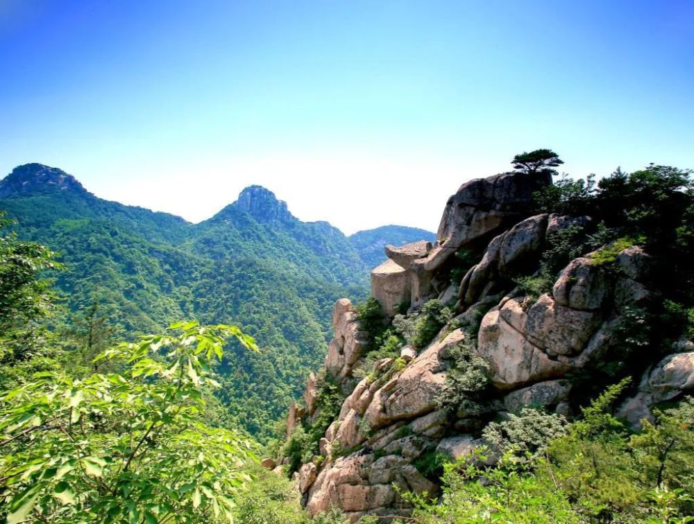 龟蒙景区·凤凰石 ▼云蒙景区·天壶峰