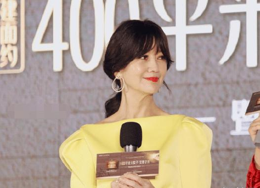 67岁赵雅芝活动生图被曝光,容颜松弛难掩老态,多名保镖贴身护送