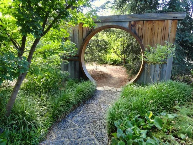 花园里圆形设计情结,中间砌个圆拱门,一次拥有2个庭院!