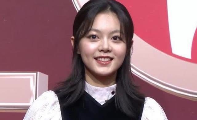 女明星怼脸大镜头特写,认真营业的郑爽很惊艳,英子得罪造型师?
