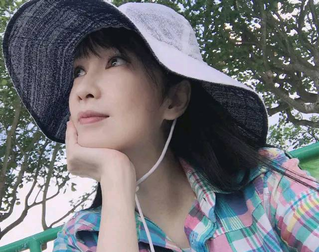 53岁周慧敏近照