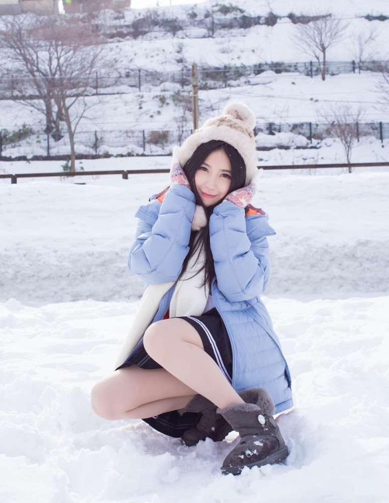 雪地里穿百褶短裙的女孩青春靓丽活泼可爱就是有点美丽冻人呢
