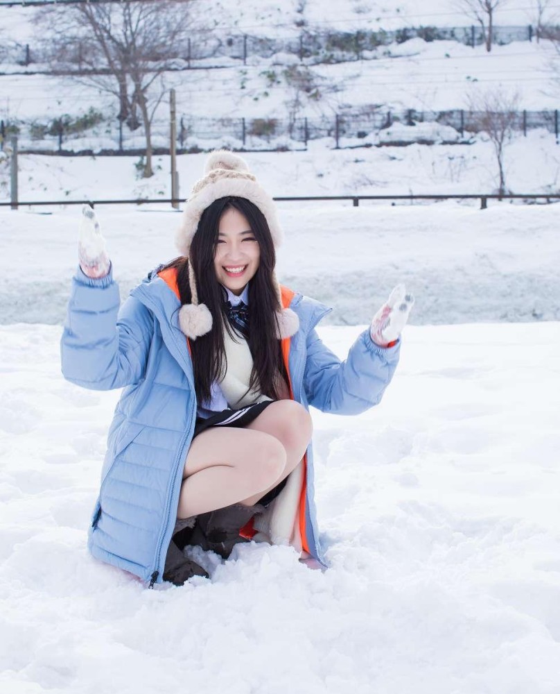 雪地里穿百褶短裙的女孩青春靓丽活泼可爱就是有点美丽冻人呢