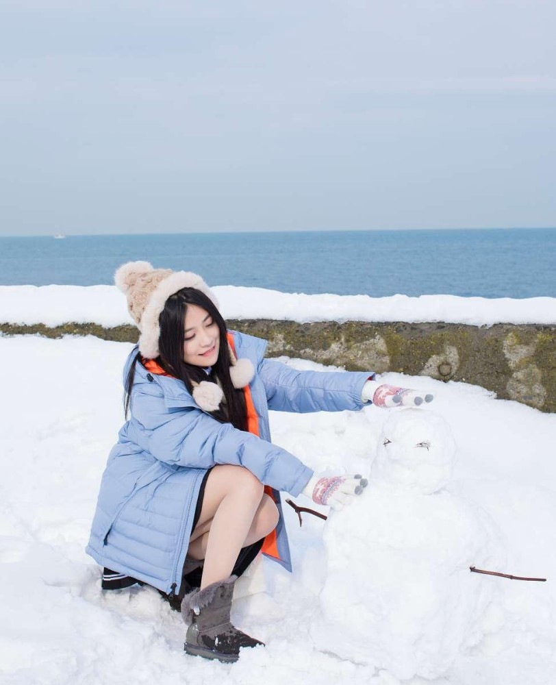 雪地里穿百褶短裙的女孩青春靓丽活泼可爱就是有点美丽冻人呢