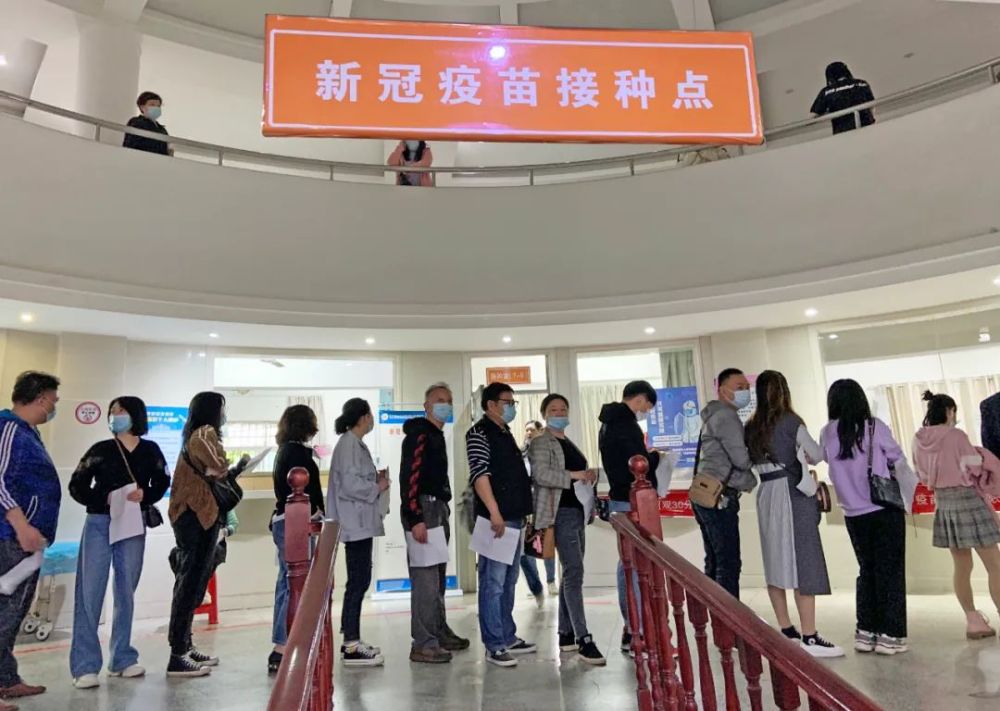 改变"疫苗犹豫",九江市民排队接种疫苗