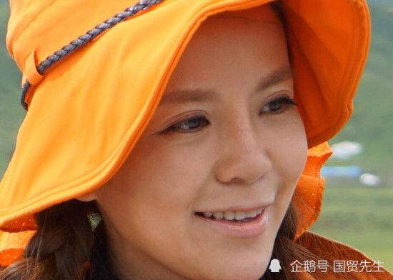央视主持人朱迅素颜照曝光,气质优雅被赞冻龄