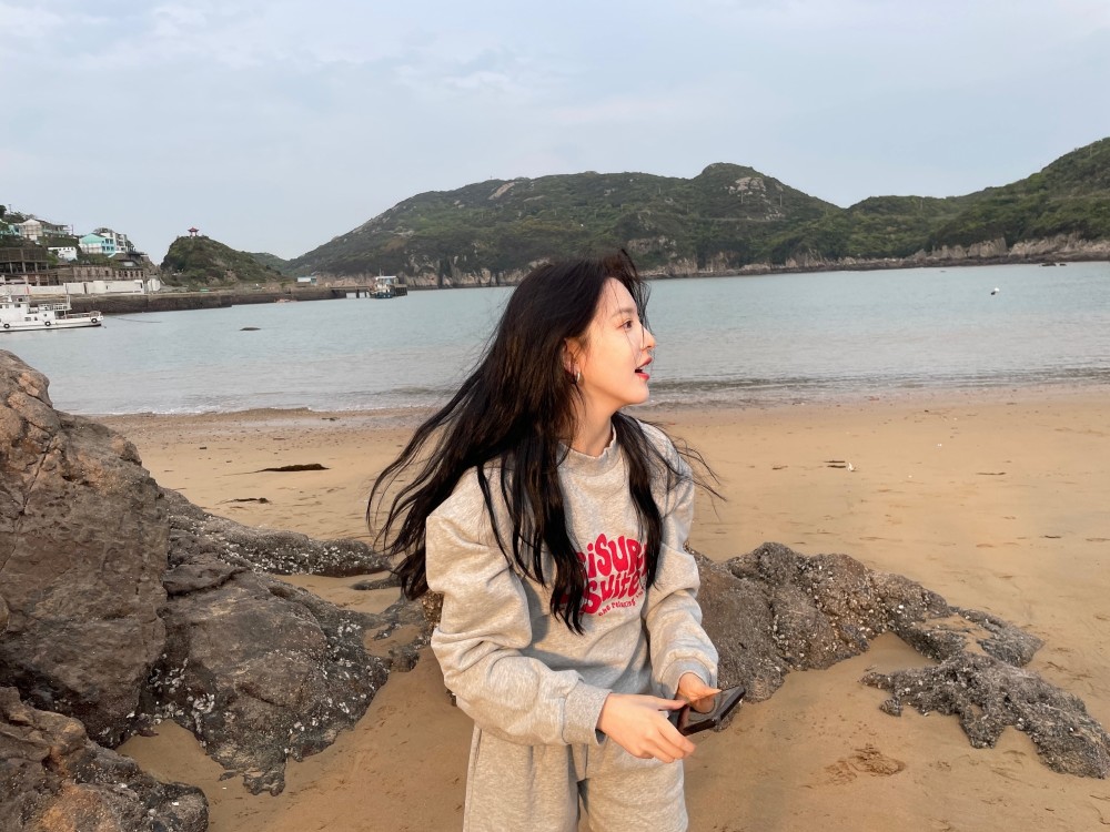 章若楠壁纸丨海边九连拍. 笑的好甜