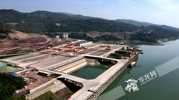 沿着高速看中国·重庆|万州新田港 通江达海物流枢纽之地
