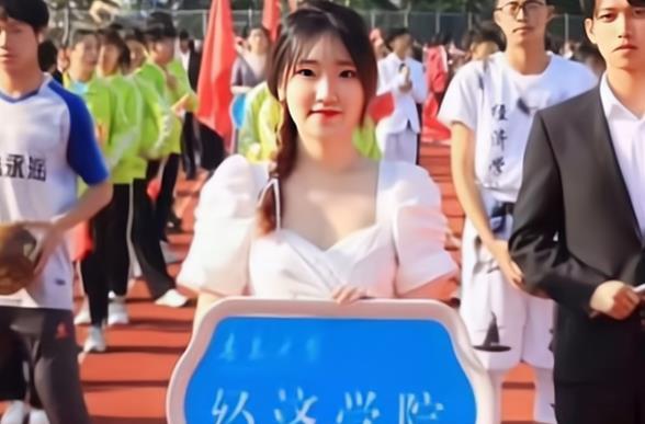 青岛大学举牌女神,头戴王冠神似"司藤",堪称行走的招生简章