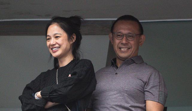 周韵真的好懂搭配素颜的造型都很显嫩怪不得和姜文能这么幸福
