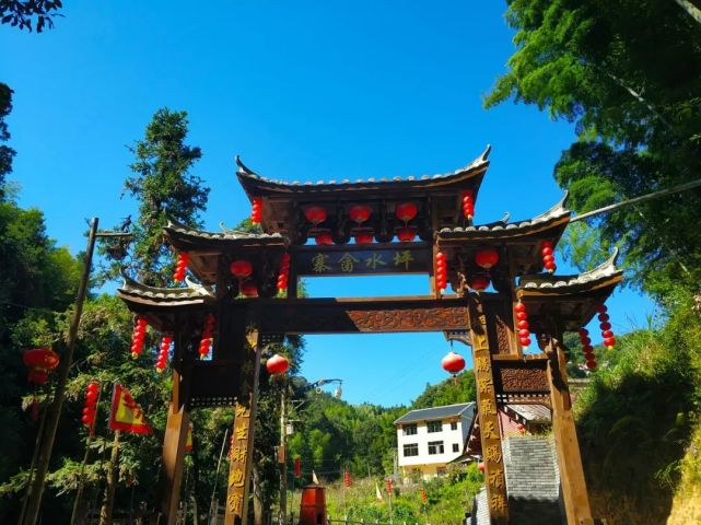 百年畲寨景区:景区以百年畲寨为主,呈东西走向,村落山环水绕,建筑