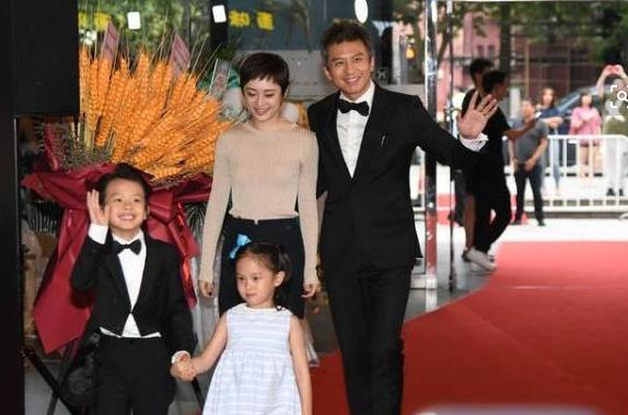 邓超孙俪儿女正脸曝光!一个像妈一个随爸,李云迪穿破袜子引爆笑