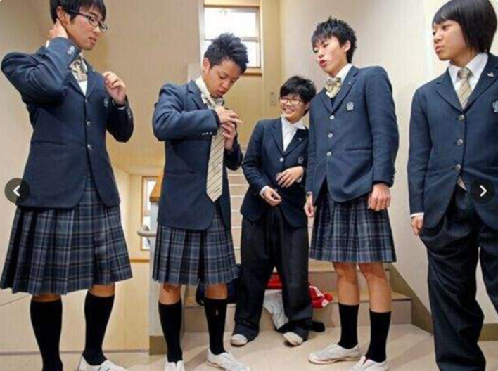 日本推出"无性别校服",男生也能穿裙子丝袜,网友:还是
