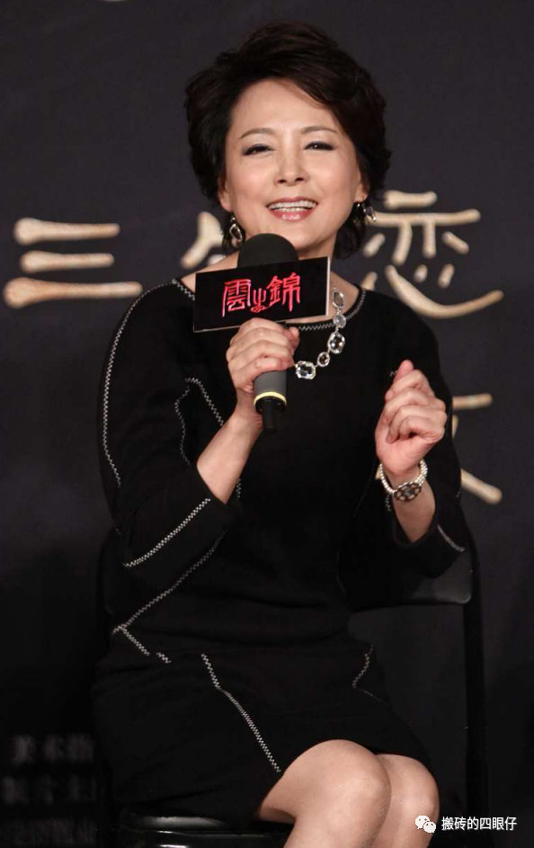 张瑜的气质真是刻在骨子里,穿一身黑也不显老,60多岁状态真好