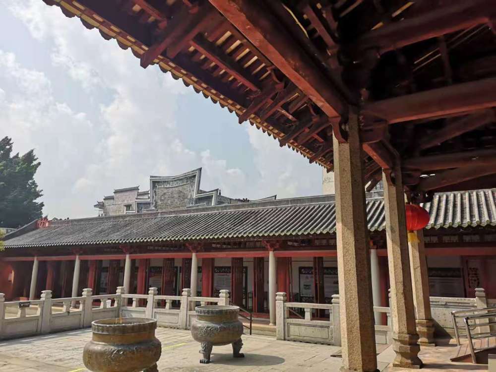 学宫初建于子城东五里的紫极宫故址;庆历三年(1043年,康州知州事李仲