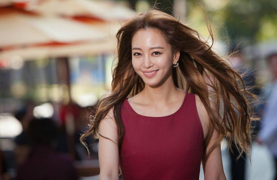 韩剧女王韩艺瑟封杀三年,凭美女的诞生重回巅峰,40岁认爱新男友