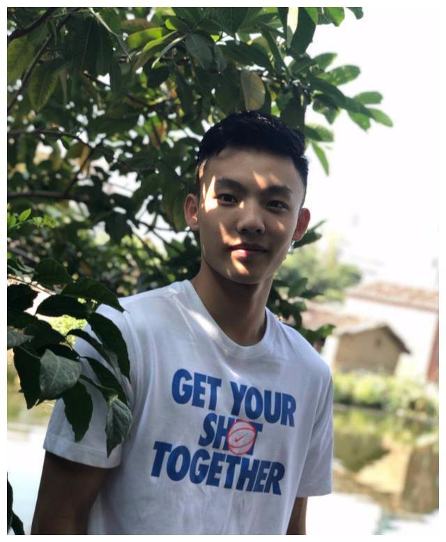 只要拿到冠军,就能看到徐杰跟女友逛街的照片