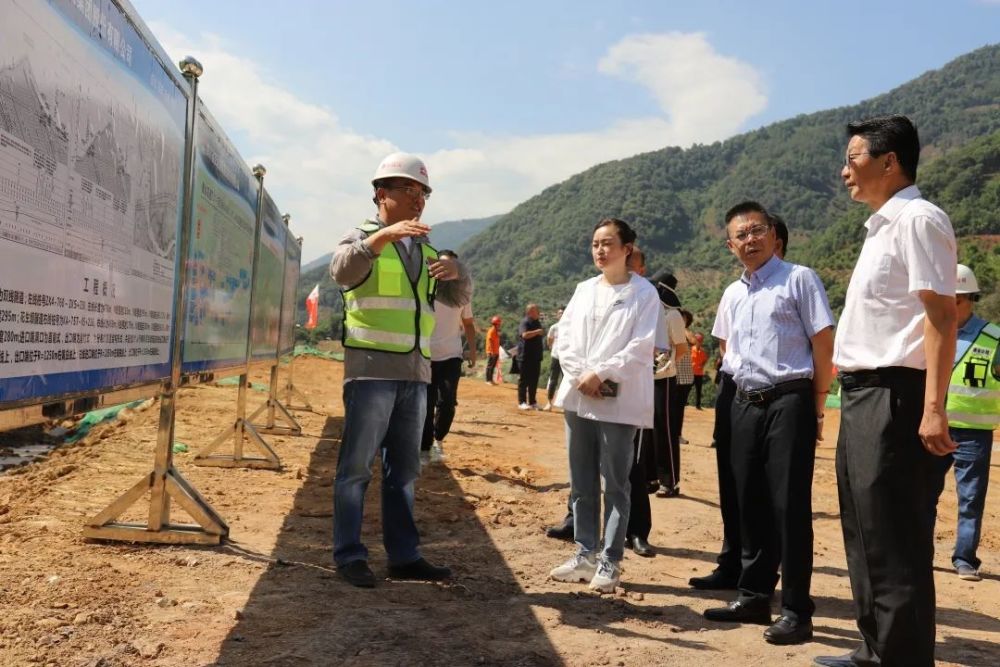 凉山州德会高速公路首条隧道顺利贯通