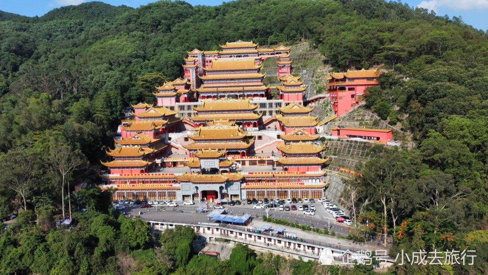 航拍东莞大岭山观音寺,隐藏在大山中的佛教寺院,远看金碧辉煌!