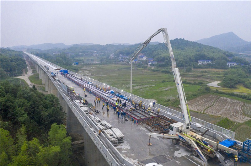 常益长铁路首组高速无砟道岔顺利浇筑完成,预计10月开始铺轨