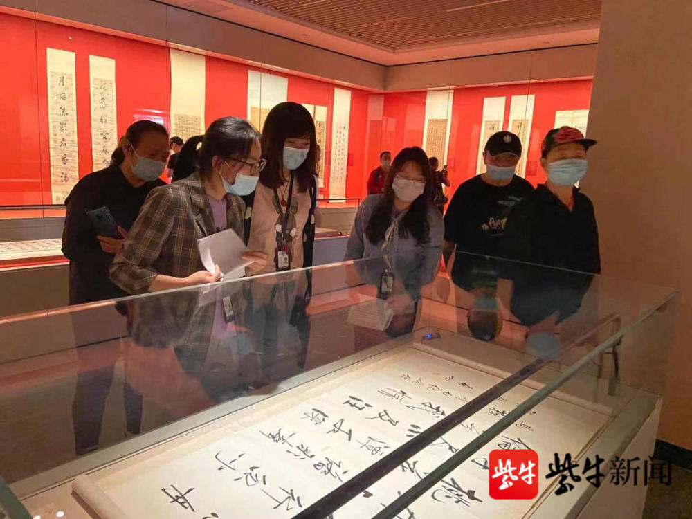 观众们在南京市博物馆(朝天宫)欣赏《南京都市圈公共博物馆藏书画联展