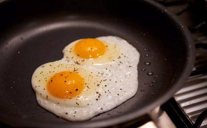 外焦里嫩的煎蛋,第一步千万不要放油,只需加一步永不粘锅