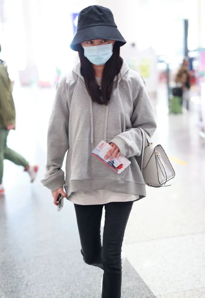 机场街拍暴露明星真实身材和品味:那英穿着似路人,罗云熙很骨感