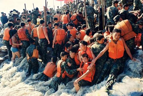 1998年抗洪感人一幕,民众对着战士哭喊:别跳了,房子我们不要了