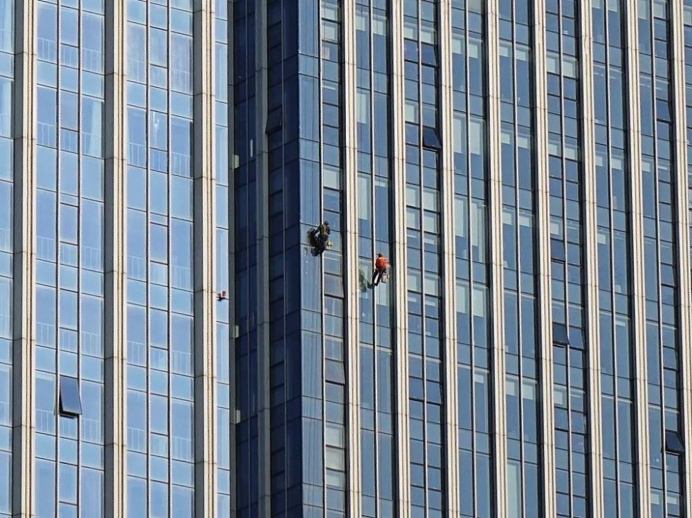 汉口三阳路地铁风塔配套开发项目工地上,一个高空吊篮停在17层,没
