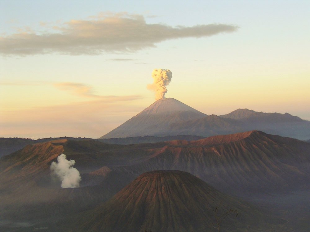 塞梅鲁火山semeruvolcano