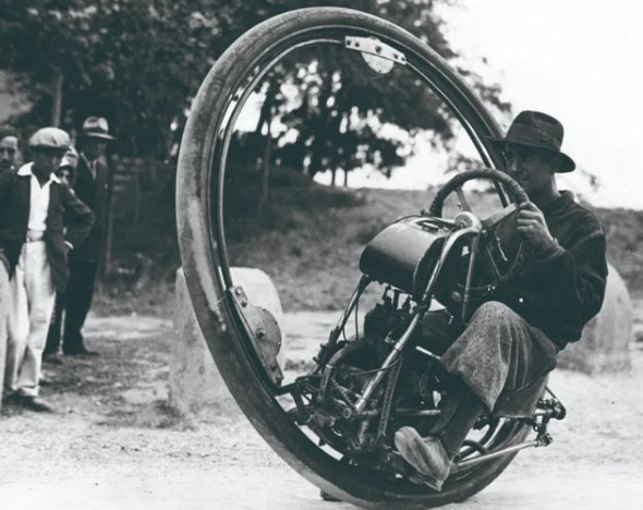 历史上那些让人哭笑不得的发明:啄木鸟面罩,一个轮子的摩托车!