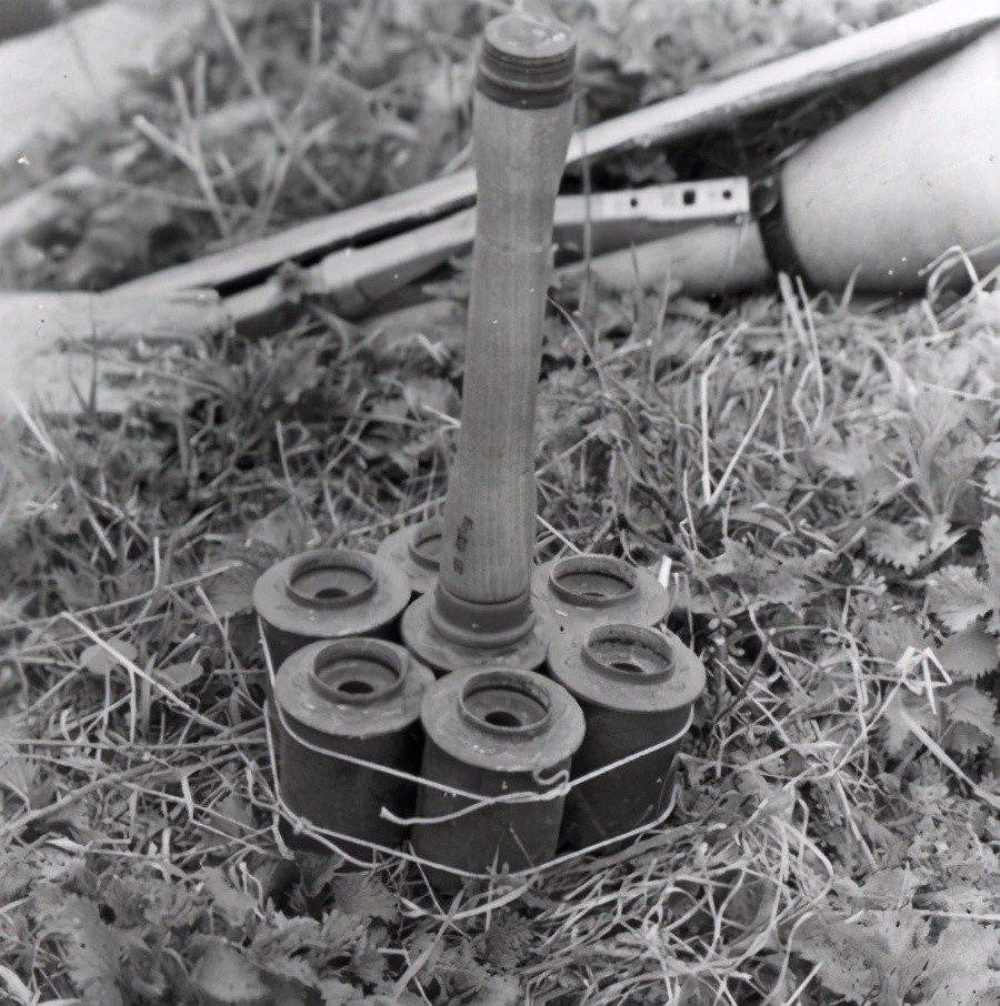 在二战时期,德军也继续使用集束手榴弹,其样式沿袭一战组合造型,6枚