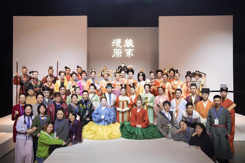 记者还找到一个"复原小组",大约成立于15年前,起初是类似兴趣爱好者的