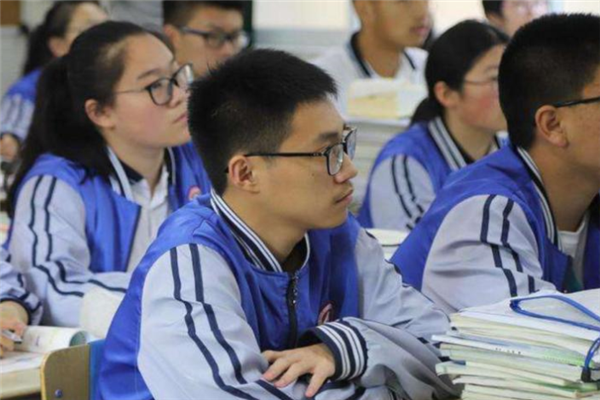 高三学生上课看不清黑板,戴"两个眼镜"可还行?老师瞅着都迷糊