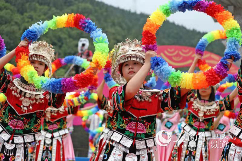 人民网重庆5月19日电 5月19日,2021·第十届中国乌江苗族踩花山节在