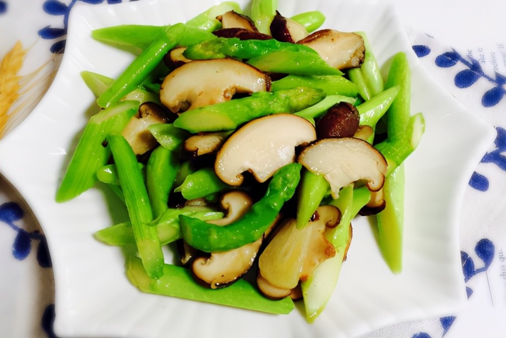 芦笋炒蘑菇清爽鲜嫩营养美味