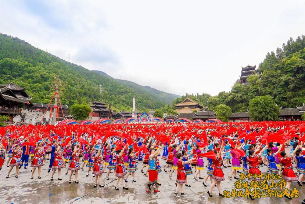 彭水已经连续成功举办十届中国乌江苗族踩花山节,成为彭水一张独具