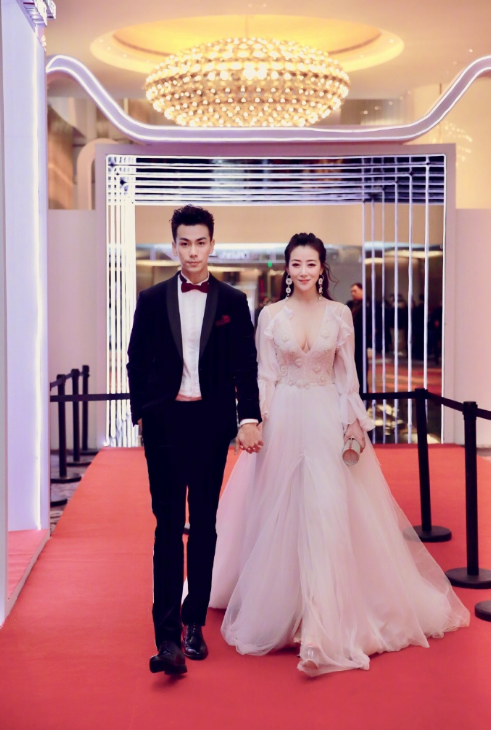 "姐弟恋"超幸福,戴向宇晒照庆祝结婚五周年,陈紫函甜蜜互动!