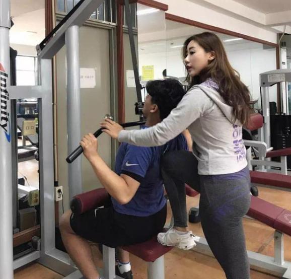 韩国美女健身教练,130斤体重看不出赘肉,或许一项运动造就她